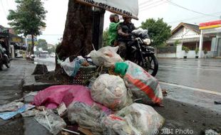 Berhari-Hari Tak Diambil Petugas, Sampah di Colomadu Karanganyar Menggunung