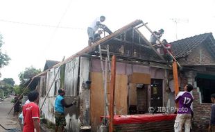 Ibu 2 Anak Penjual Soto Dapat Kejutan Bedah Rumah dari Komunitas Mojo Bersatu Sragen