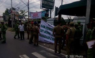 Satpol PP Solo Copoti Spanduk Tuntutan Warga Terdampak KA Bandara