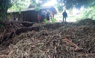 BENCANA SRAGEN : Nenek-Nenek Ngepringan Ngotot Tak Mau Mengungsi Meski Rumahnya Nyaris Ambruk