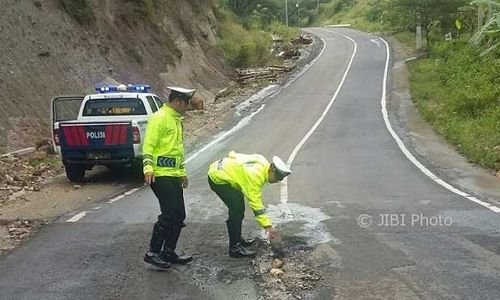 INFRASTRUKTUR PACITAN : Polisi Tambal Jalan Berlubang di Area Black Spot JLS