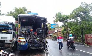 KECELAKAAN KLATEN : Bus Sugeng Rahayu Tabrak Motor dan Truk, Sejumlah Orang Luka