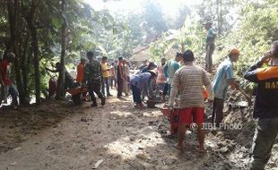 BENCANA SRAGEN : Longsor Tutup Badan Jalan di Bukuran Kalijambe