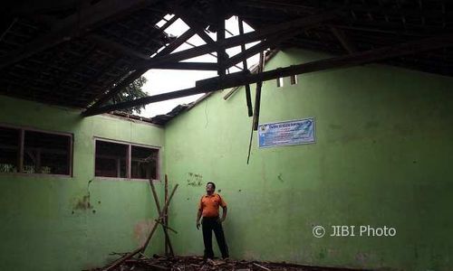 PENDIDIKAN SRAGEN : Atap Ruang Guru SDN 1 Dawung Runtuh karena Lapuk