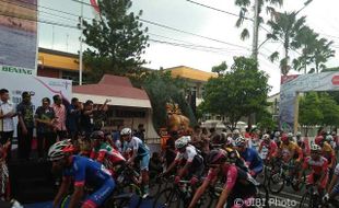 Peserta Tour de Indonesia Disambut Hujan Deras saat Start di Madiun