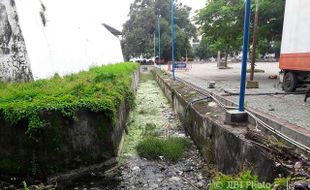 CAGAR BUDAYA SOLO : Parit Sekeliling Benteng Vastenburg Penuh Sampah Bikin Pengunjung Tak Nyaman