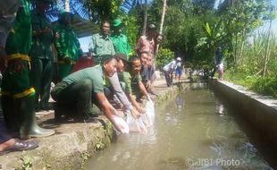 TRADISI UNIK : Di Sedayu, Calon Pengantin Wajib Terbar Benih Ikan Sebelum Menikah