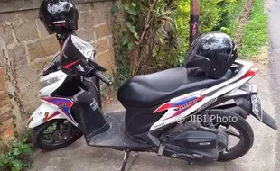 Waduh, Taruh Helm di Kaca Spion Sepeda Motor Ternyata Berbahaya