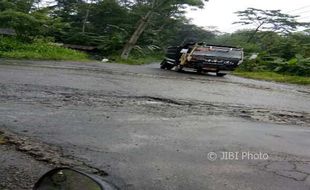 Jalur Evakuasi Bencana Rusak Dilindas Truk Tambang Pasir