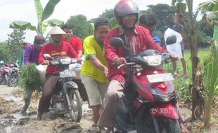 JALAN RUSAK SRAGEN : Jalan Jubel-Nganti Bak Sawah, Begini Komentar Bupati Yuni Sukowati