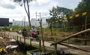 Warga Kasihan Gotong Royong Bangun Jembatan Darurat