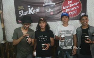 BISNIS ARTIS : Slank Bikin Warung Kopi untuk Slankers