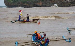 Pengunjung Asal Wonogiri Sempat Terseret Aliran Sungai Baron