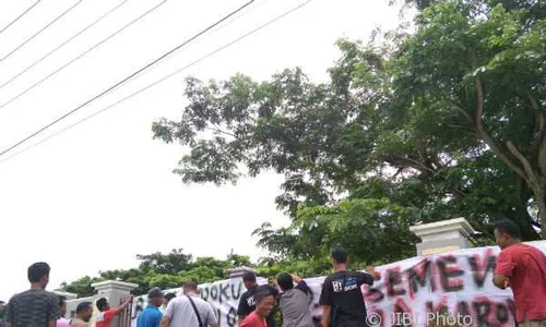 Dipecat Pemkab, PHL Bantul Segel Stadion Sultan Agung