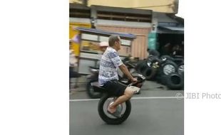 VIDEO UNIK : Aksi Pria Kendarai Motor Roda Satu Bikin Warganet Kagum