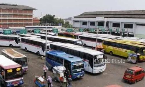 PKL Protes Pembongkaran Selasar Depan Terminal Terboyo Semarang