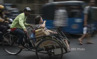 Satpol PP Jaga Perbatasan Jakarta, Truk Pengangkut Becak Diusir