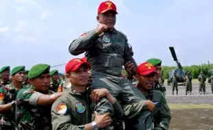 Foto Penerbad Beri Wing bagi Komandan