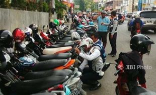 Parkir Sembarangan, Motor dan Taksi di Semarang Digembosi