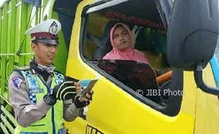 LALU LINTAS GROBOGAN : Power of Emak-Emak ala Sopir Truk Ini Sita Perhatian