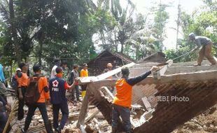 LONGSOR PONOROGO : Cuaca Buruk, Pembersihan Lokasi Longsor di Sawoo Dihentikan