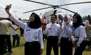 KISAH UNIK : Menteri Pertanian ke Demak, Helikopter Jadi Objek Selfie Warga