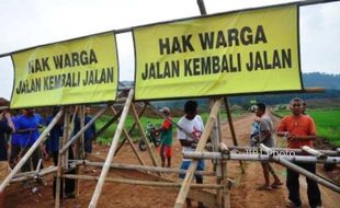 FOTO TOL BATANG-SEMARANG : Pembangunan Jalan Tol Picu Demo