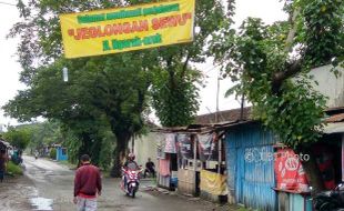 INFRASTRUKTUR SUKOHARJO : Spanduk Jeglongan Sewu di Jl. Ngarak-Arak Sindir Jalan Rusak