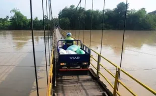 FOTO INFRASTRUKTUR GROBOGAN : Jembatan Gantung Asa Warga Klambu