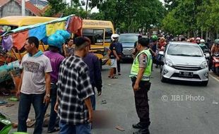 KECELAKAAN DEMAK : Odong-Odong Ditabrak Mobil Travel, 8 Orang Terluka