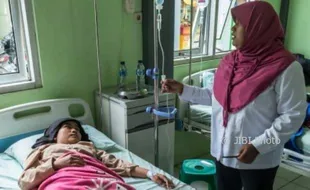 FOTO KERACUNAN DEMAK : Derita Santriwati Syafaatul Quran