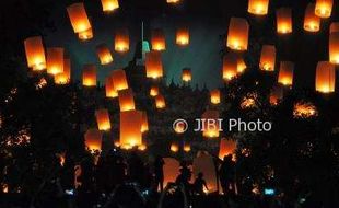 FOTO TAHUN BARU 2018 : Indahnya Borobudur Bertaburkan Lampion