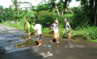 Setelah Ditanami Pisang, Jalan di Wedomartani Langsung Ditambal