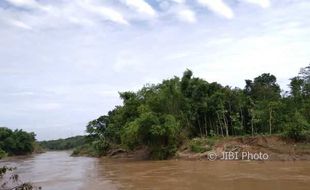 5.000 Karung Tak Cukup, Warga Siluk Swadaya Siapkan Karung Pasir