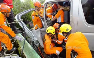 KECELAKAAN KULONPROGO : Minibus Tabrak Pohon, Evakuasi Penumpang 4 Jam