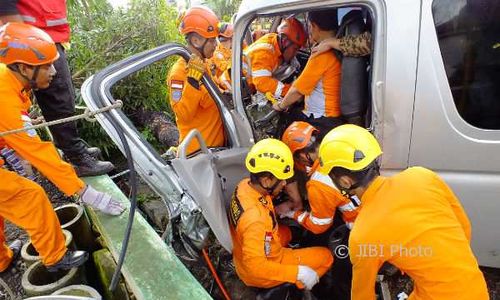 KECELAKAAN KULONPROGO : Minibus Tabrak Pohon, Evakuasi Penumpang 4 Jam