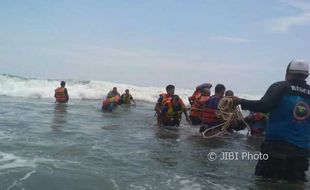 Berenang di Kawasan Palung Parangtritis, 2 Wisatawan Terseret Ombak