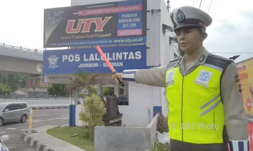 Perkenalkan, "Polisi" Keren di Samping Fly Over Jombor Ini Bernama Pangeran