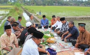 TRADISI BANTUL : Mulai Masa Tanam, Petani Bulak Bantulan Gelar Ritual Sumpetan