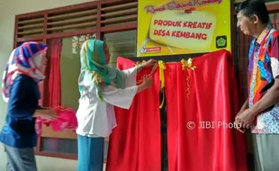 PT SGM Serahkan Rumah Srikandi pada Warga Kembang