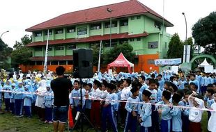 Senangnya... Siswa SD Muhammadiyah Pakel Ikuti Pembelajaran di Luar Kelas