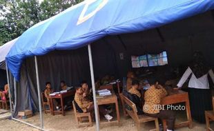 Kegiatan Belajar SD Seropan Digelar di Tenda, Velly Kepanasan tapi Senang