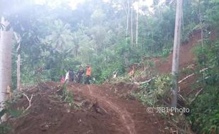 Tebing Jalan di Samigaluh Longsor, Warga Harus Memutar Sejauh 7 Km