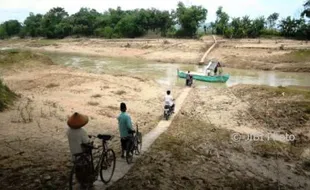 FOTO INFRASTRUKTUR GROBOGAN : Tak Ada Jembatan, Perahu Solusi Warga…