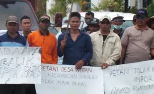 DEMO PETANI : Petani Pati Unjuk Rasa Tolak Beras Impor