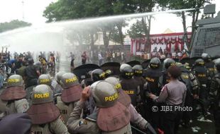 PILKADA MADIUN 2018 : Adegan Simulasi, Massa Pendukung Paslon Serbu Kantor KPU