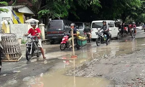 INFRASTRUKTUR SOLO : Awas, Banyak "Ranjau Darat" di Sepanjang Jalan Depan Pasar Notoharjo Semanggi