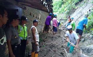 BENCANA SRAGEN : Tebing 8 Meter Longsor Terjang Rumah Warga Bukuran