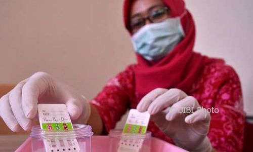 FOTO PILKADA 2018 : Urine Pengawas Pemilu Dites Narkoba