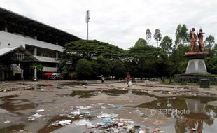 PIALA PRESIDEN 2018 : Banyak Sampah di Stadion Manahan Solo, Panpel Emoh Disalahkan